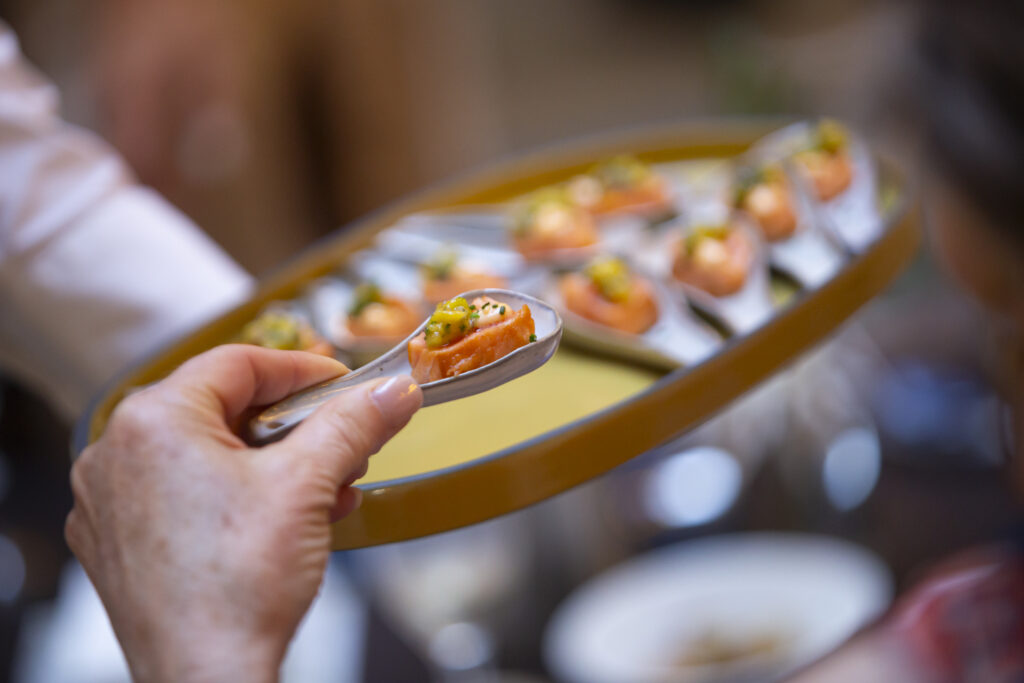 Canapé de salmón servido en Hotel Only You Sevilla en un evento.