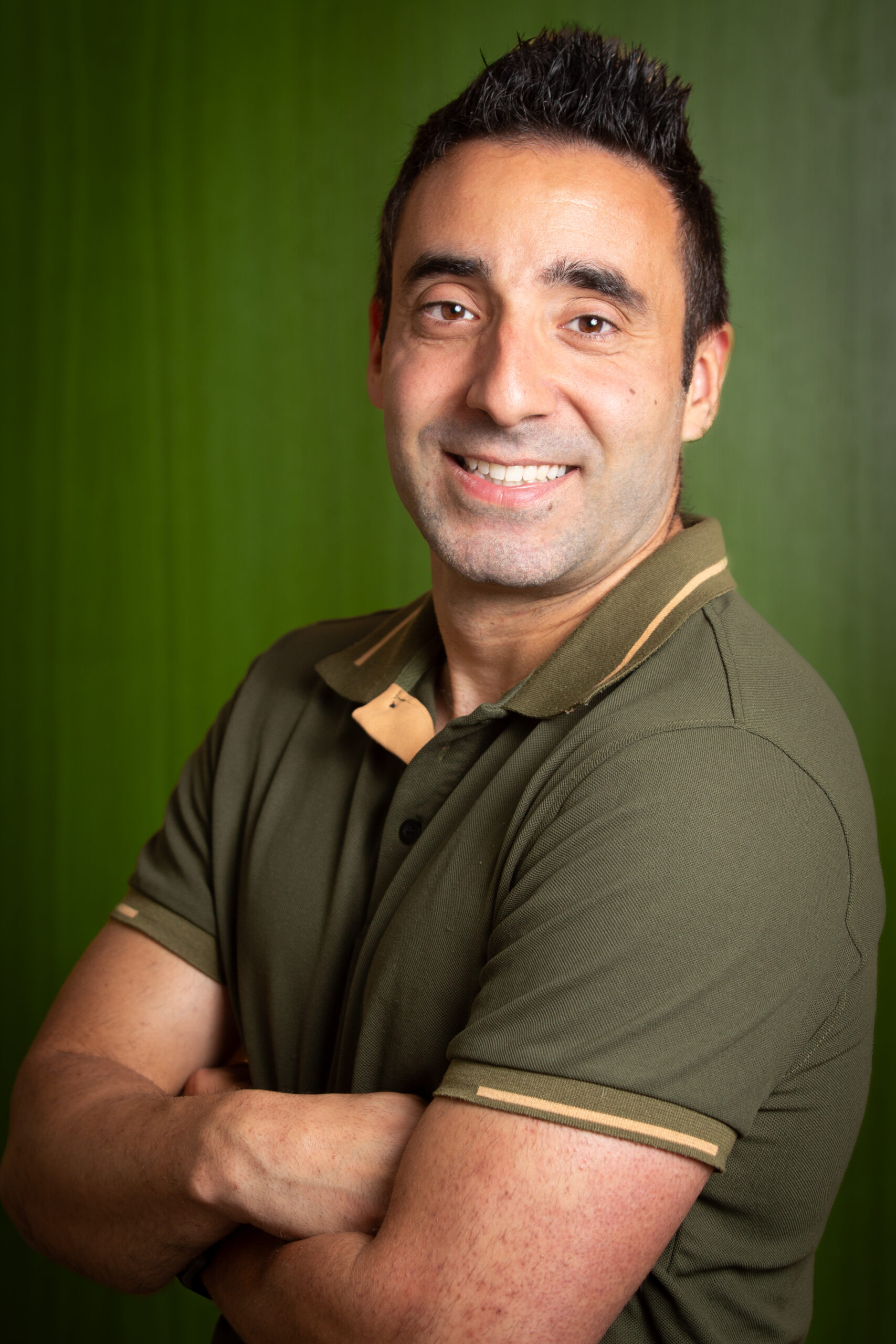 Ismael Molina con su móvil sonriendo a cámara
