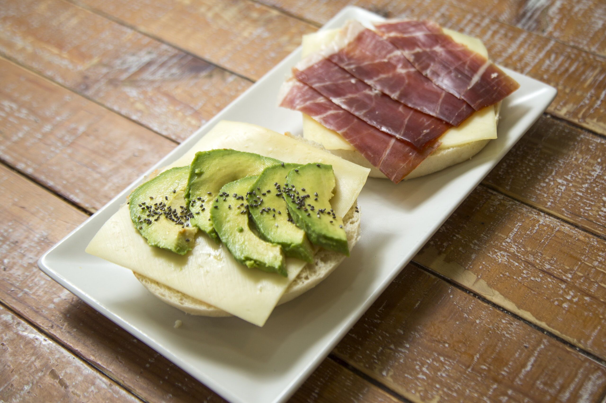 Tostada con aguacate, queso y jamón