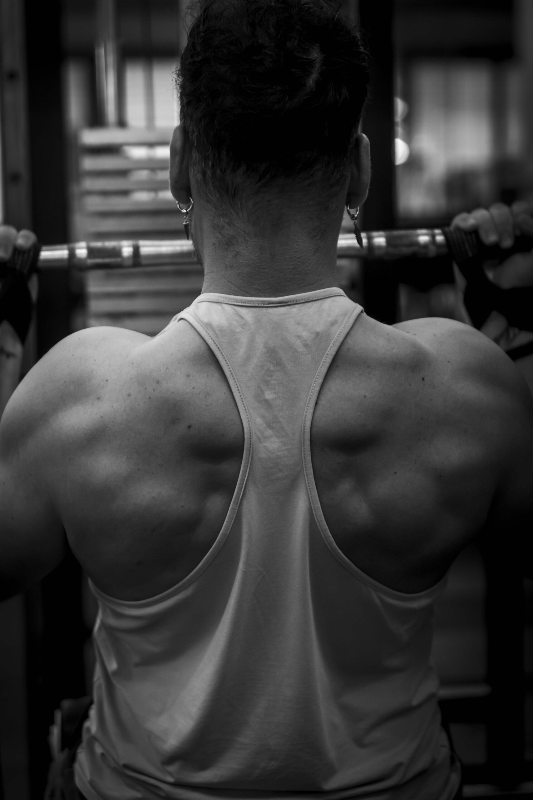 Espalda musculosa en blanco y negro haciendo ejercicio